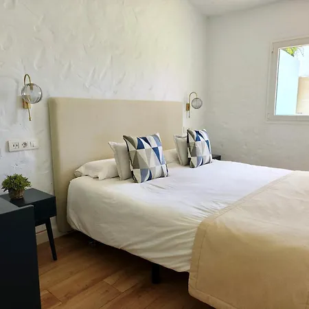 With Private Pool And Garden Next To The Yumbo Center *