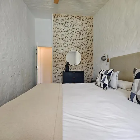 With Private Pool And Garden Next To The Yumbo Center
